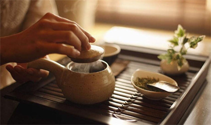老茶回收价格表大揭秘：如何正确识别茶叶价值
